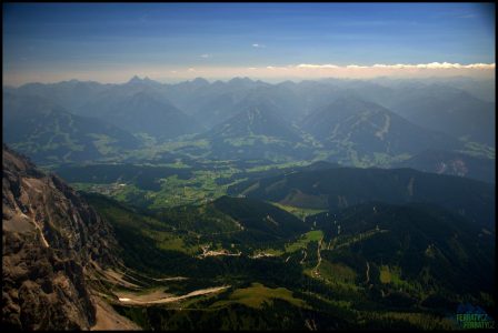 Dachstein - pohled z vrcholu směrem k horské silnici